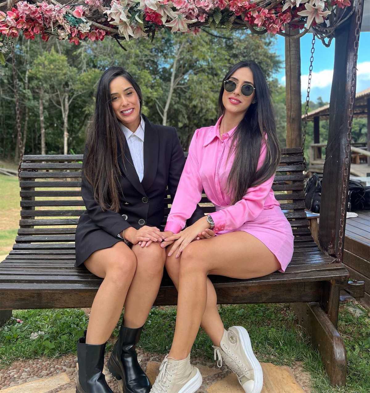 Deniziane Ferreira e sua irmã gêmea, Deniziene, sentadas num banco